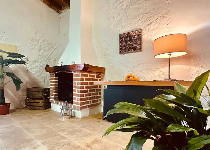 別荘 Charming Rustic Wine Cellar House In With Fireplace